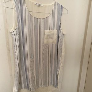 📦 Rose & Olive white blue sleeveless blouse